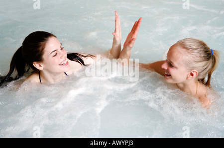 Deux jeunes femme dans un jacuzzi dans un spa Banque D'Images