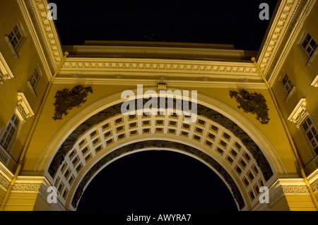 Jusqu'à à l'entrée voûtée de la place du palais de l'état-major général des capacités en Saint Petersburg, Russie Banque D'Images