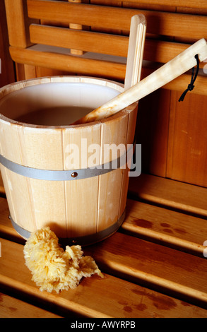 Seau avec de l'eau dans un sauna louche Banque D'Images