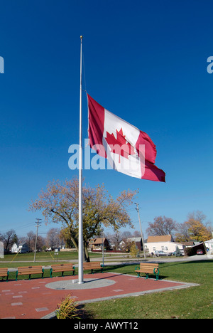 Les drapeaux canadiens vole en berne symbolique qu'une personne est décédée Banque D'Images