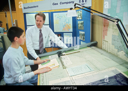 Homme élève apprend avec dessin cad rédaction d'apprentissage de l'instructeur Banque D'Images