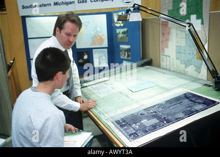 Homme élève apprend avec dessin cad rédaction d'apprentissage de l'instructeur Banque D'Images