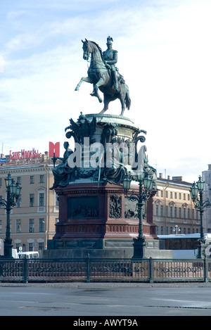 La statue du Tsar Nicolas I par Piotr Klodt à Saint Isaac's Square, Saint Petersburg, Russie. Banque D'Images