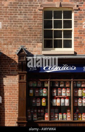 Les bonbons restauré 1930 sweet shop au coin de Hurst Street et Inge Street à l'arrière et arrière du logement à Birmingham Banque D'Images