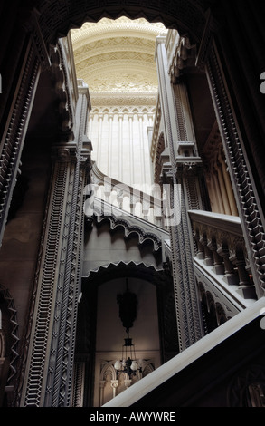 Le Grand escalier au château de Penrhyn Gwynedd conçu par Thomas Hopper et construit entre 1820 et 1837 dans le style néo Norman Banque D'Images