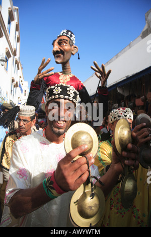 Musiciens Gnaoua Festival des musiques du monde à Essaouira Maroc Afrique du Nord Banque D'Images