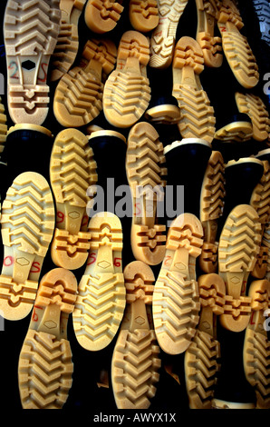 Semelles de bottes sur la vente dans la rue du marché Banque D'Images