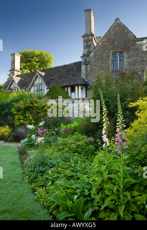 Digitales dans une bordure dans le jardin au sud du quinzième siècle Great Chalfield Manor Wiltshire Banque D'Images