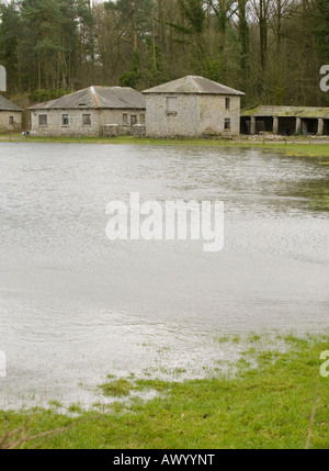 Les inondations à Sandside près d'Arnside UK causées par des marées de printemps et des coups de vent poussant la mer sur la terre Banque D'Images