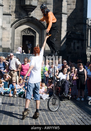 Artiste de rue sur un monocycle un emprunt plus léger au Edinburgh Festival Fringe Royal Mile, l'Écosse. Banque D'Images