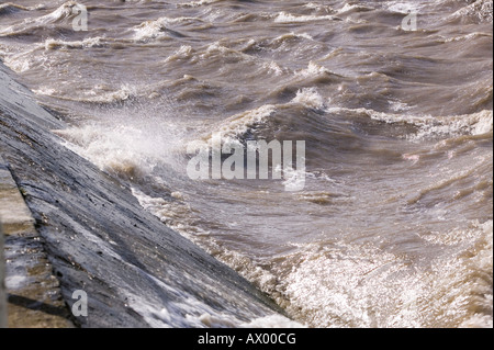 Les inondations à Sandside près d'Arnside UK causées par des marées de printemps et des coups de vent poussant la mer sur la terre Banque D'Images