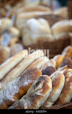 Pain irlandais spécialisé sur un étal de boulanger dans un marché couvert Banque D'Images