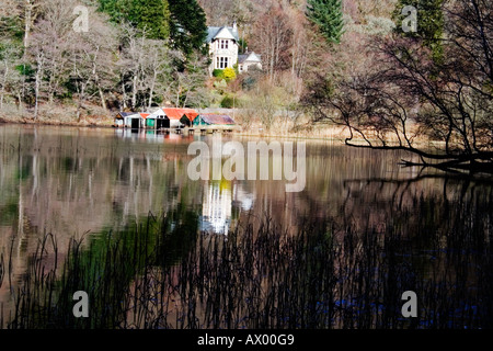 Le vieux hangars à bateaux sur peu près de Loch Ard Aberfoyle Stirlingshire Ecosse Banque D'Images