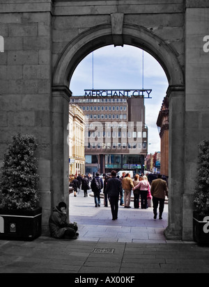 Un sans-abri assis sous le signe de la ville marchande Royal Exchange Square Glasgow Banque D'Images