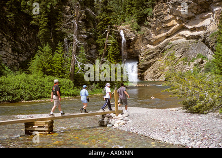 Balades Familiales à travers la forêt pour visiter le pont d'eau tombe dans le Montana, USA Banque D'Images