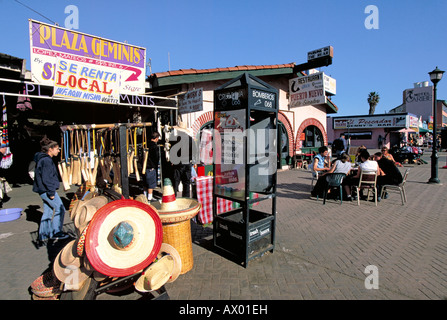 Elk162 1099 Mexico Baja California Ensenada centre-ville magasin de souvenirs et un café en plein air Banque D'Images