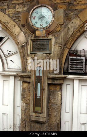 Evesham Worcestershire Royaume-uni Old Town Hall et le Baromètre thermomètre indicateur de vent Banque D'Images