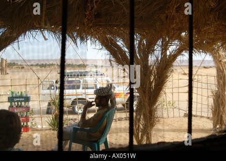 Un Bédouin est de prendre une pause dans un restaurant dans le Désert Noir en Egypte entre l'oasis Farafra et Bahariya Banque D'Images