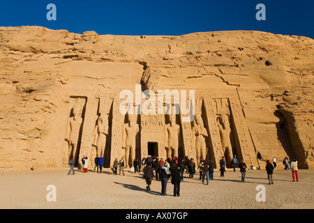 Petit Temple d'Abou Simbel, sculptures statue entrée extérieure montrant Ramsès II et de la reine Néfertari Nubie Haute Egypte Afrique du Nord Banque D'Images