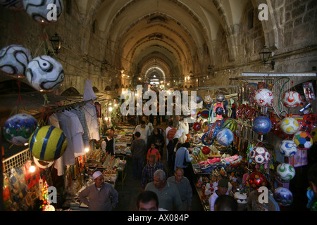 Les gens à parcourir un marché dans la vieille ville de Jérusalem Banque D'Images