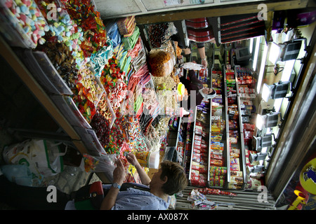 Les gens d'acheter des bonbons à un marché dans la vieille ville de Jérusalem Banque D'Images