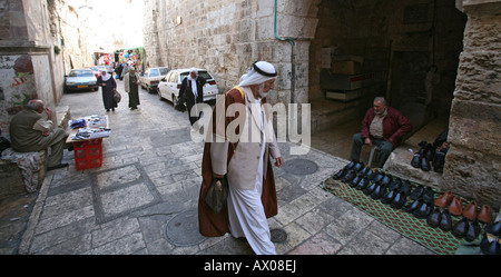 Un musulman examine les chaussures à un marché dans la vieille ville de Jérusalem Banque D'Images