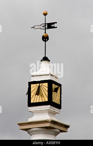 Cadran solaire sur haut de colonne dans Broughgate dans Cumbria Appleby Westmorland Banque D'Images