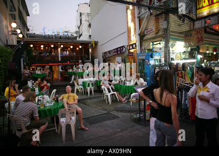 Scène de nuit à kao San road à Bangkok en Thaïlande. Banque D'Images