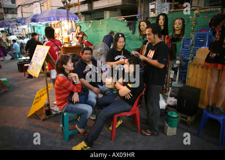 Scène de nuit à kao San road à Bangkok en Thaïlande. Banque D'Images