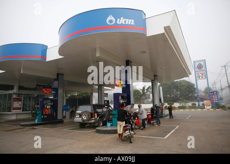 Les gens attendent de remplir leurs réservoirs de gaz à une grande station d'essence à Bangkok Banque D'Images