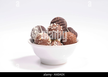 Pralines au chocolat dans un bol blanc Banque D'Images