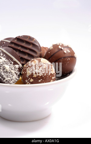 Pralines au chocolat dans un bol blanc Banque D'Images