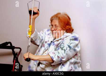 Senior woman des exercices avec des poids à Pully hauts day care centre Garden Grove California USA Model publié Banque D'Images
