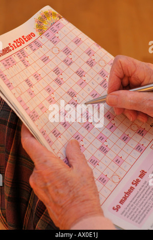Vieille Femme faisant un jeu de mots croisés, close-up shot Banque D'Images