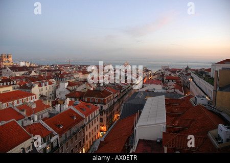 Soir vue depuis l'Elevador de Santa Justa (ascenseur de Santa Justa) sur Lisbonne, Portugal, Europe Banque D'Images