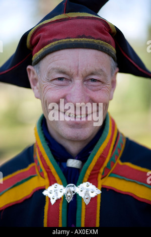 L'homme en costume traditionnel sâme, Inari, parc national de Lemmenjoki, Cercle arctique, Laponie, Finlande Banque D'Images