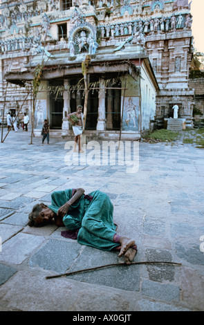 Indienne de sans-abri dormant dans temple complexe, Karnataka, Inde, Asie Banque D'Images