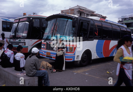 Station de bus d'Otavalo avec des femmes habillées en vêtements traditionnels Banque D'Images
