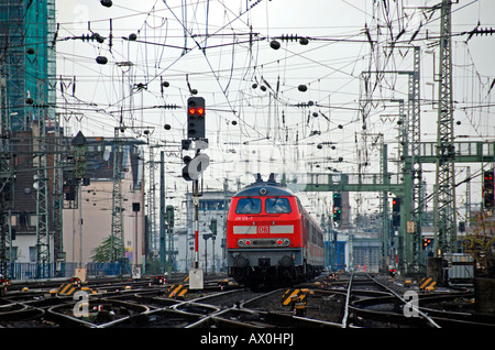 Les trains régionaux d'arriver à la gare principale, Cologne, Rhénanie du Nord-Westphalie, Allemagne Banque D'Images