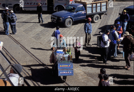 Vendeur de boissons et de collations à la gare de Alausi Banque D'Images