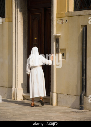 Nun dans Sestiere Dorsoduro porte Venise Italie Banque D'Images