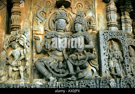 L'allégement de la pierre du couple divin Shiva et Parvati, Hoysaleshvara, Temple Halebid, Karnataka, Inde, Asie Banque D'Images