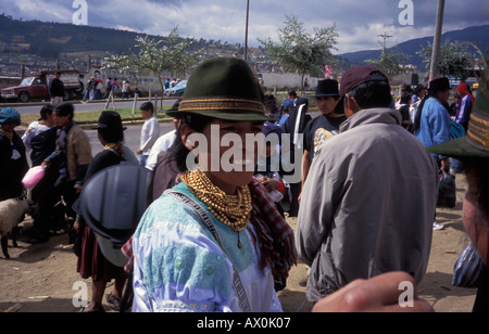 Femme en souriant et montrant ses dents d'or et d'argent au marché de dimanche à Otavalo Banque D'Images