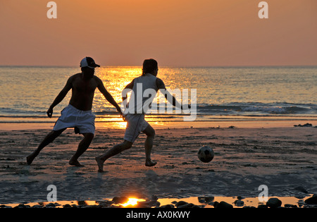 Jouer au football (soccer) sur la plage, Koh Chang, Thaïlande, Asie du Sud, Asie Banque D'Images