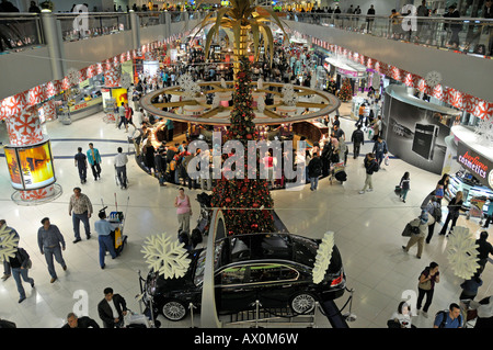 Les boutiques hors taxes au Terminal Sheikh Rashid, l'Aéroport International de Dubai, Dubaï, Émirats arabes unis, en Asie Banque D'Images