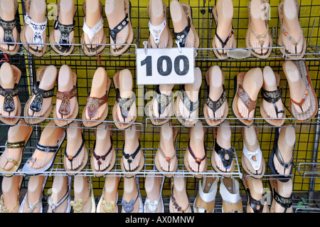 Sandales pour la vente, Bangkok, Thaïlande, Asie du Sud-Est, Asie Banque D'Images