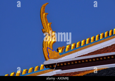 Détail du toit : Chofah (Sky Tassel) à Phra Mondhop (bibliothèque) dans le Wat Phra Kaeo (Temple du Bouddha d'Émeraude) Grand Palais, Bangk Banque D'Images