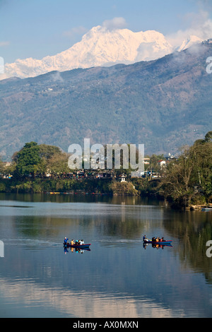 Au Népal, Pokhara, touristes en canot sur le Lac Phewa et d'Annapurna Banque D'Images