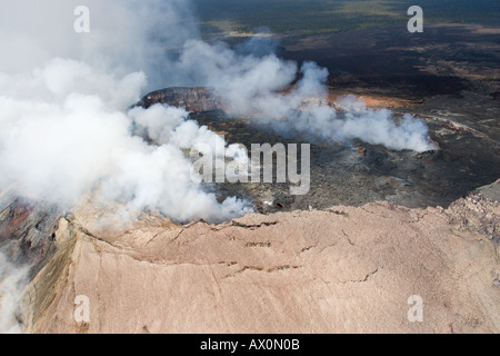 Vue aérienne de Pu'u o o cheminées volcaniques dans grand cratère crête de Kilauea Volcano région donnant des nuages de fumée sur Big Island Banque D'Images