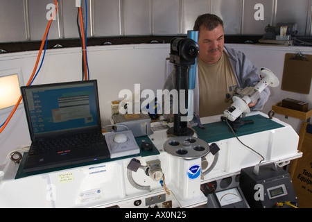 Technicien d'équipement à la NOAA Earth System Research Laboratory Division suivi mondial sur Big Island Hawaii Banque D'Images